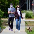 Exclusif - Lily Collins et son compagnon Charlie McDowell font le tour du pâté de maison avec le chien pendant l'épidémie de coronavirus (COVID-19) le 12 mai 2020.