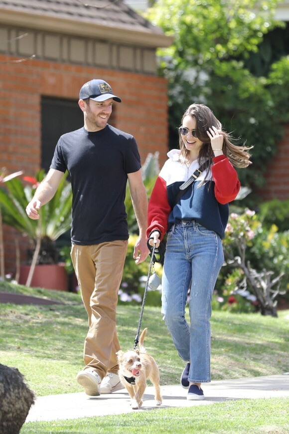 Exclusif - Eclats de rire entre Lily Collins et son compagnon Charlie McDowell pendant leur promenade à Beverly Hills avec leur chien Redford, le 7 avril 2020.