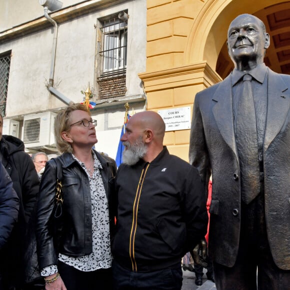 Frédéric Salat-Baroux, sa femme Claude Chirac et Patrick Fréga durant l'inauguration du Cours Jacques Chirac et le dévoilement de la statue à son effigie réalisée par l'artiste peintre niçois Patrick Fréga, à Nice le 8 février 2020. Le Cours Jacques Chirac se situe à la frontière du Vieux Nice, entre le Quai des Etats-Unis et le Cours Saleya.© Bruno Bebert / Bestimage