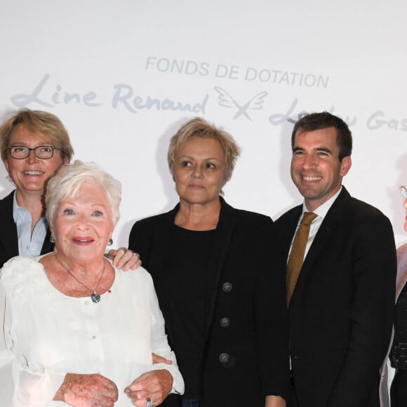 Marie-Claude Lebret, Dominique Besnehard, Claude Chirac, Line Renaud, Muriel Robin, Guillaume Canaud, Françoise Barré-Sinoussi et Brigitte Macron - 1ère édition de la remise du prix "Line Renaud - Loulou Gasté", pour la recherche médicale, à la Maison de la Recherche à Paris. Le 25 octobre 2019 © Coadic Guirec / Bestimage