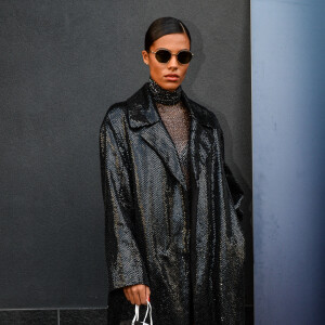 Tina Kunakey assiste au défilé Valentino lors de la Fashion Week de Milan.