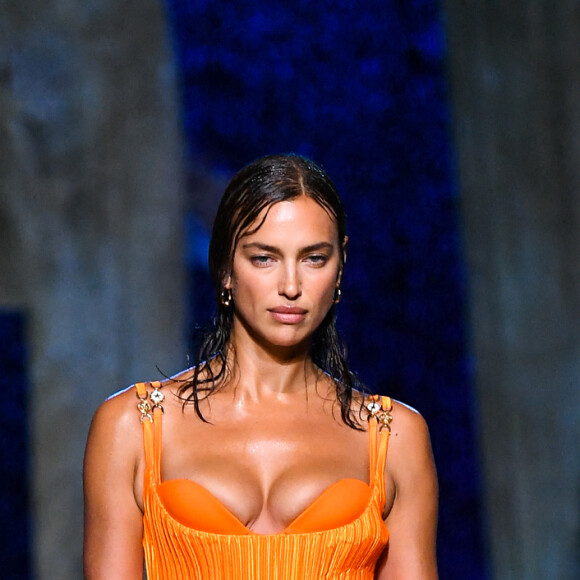 Irina Shayk participe au défilé Versace collection printemps-été 2021 lors de la Fashion Week de Milan, le 25 septembre 2020.