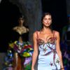 Irina Shayk participe au défilé Versace collection printemps-été 2021 lors de la Fashion Week de Milan, le 25 septembre 2020.