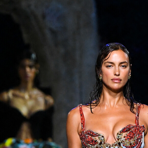 Irina Shayk participe au défilé Versace collection printemps-été 2021 lors de la Fashion Week de Milan, le 25 septembre 2020.