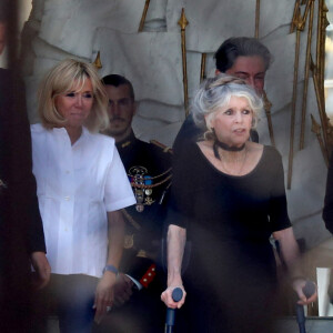 Brigitte Macron raccompagne Brigitte Bardot sur le perron du palais de l'Elysée, après son entretien avec le président de la République. Paris, le 24 juillet 2018.