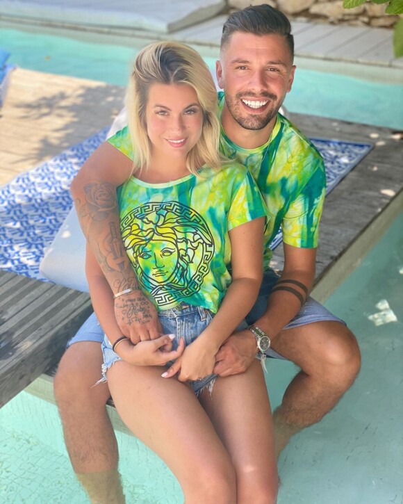 Carla Moreau pose avec son fiancé Kevin Guedj, le 25 juillet 2020