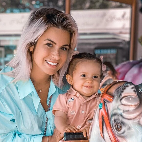 Carla Moreau avec sa fille Ruby au manège, le 16 juillet 2020