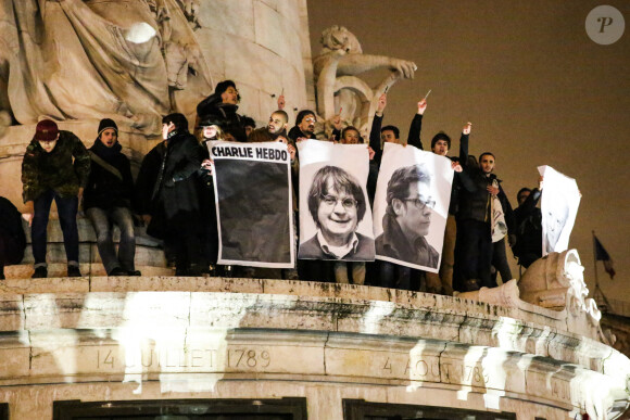 Illustration (photos de Cabu et Tignous) - Rassemblement sur la place de la République suite à l'attentat au siège de Charlie Hebdo à Paris le 7 janvier 2015. Des milliers de personnes se sont rassemblées.