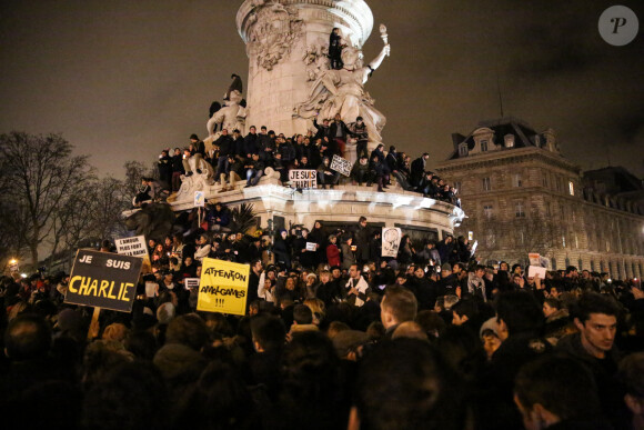 Illustration - Rassemblement sur la place de la République suite à l'attentat au siège de Charlie Hebdo à Paris le 7 janvier 2015. Des milliers de personnes se sont rassemblées.
