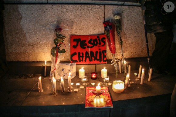 Illustration - Rassemblement sur la place de la République suite à l'attentat au siège de Charlie Hebdo à Paris le 7 janvier 2015. Des milliers de personnes se sont rassemblées.
