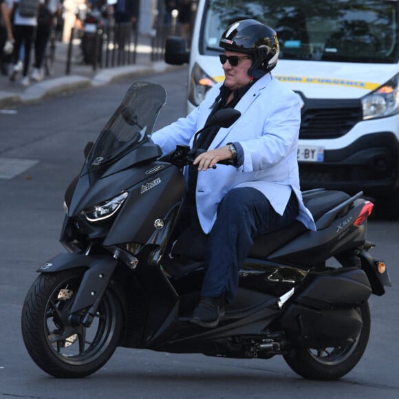 Exclusif - Gérard Depardieu déjeune avec une amie dans un restaurant japonais de Saint-Germain-des-Prés à Paris le 18 septembre 2020.