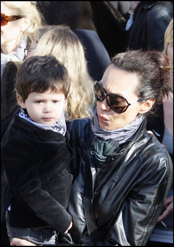 Jean, le fils de Gérard Depardieu, avec sa mère Hélène Bizot aux obsèques de Guillaume Depardieu à Bougival, en 2008.