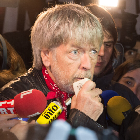 Le chanteur Renaud (Renaud Séchan) participe à un rassemblement spontané en hommage aux victimes des attentats de Charlie Hebdo Place de la République, à Paris, le 7 janvier 2016, scandant le slogan "même pas peur" un an jour pour jour après l'attaque terroriste.