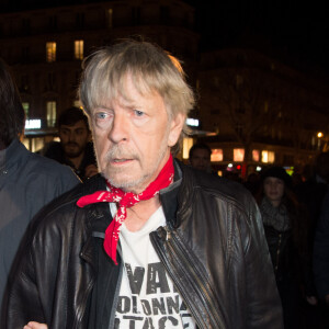 Le chanteur Renaud (Renaud Séchan) participe à un rassemblement spontané en hommage aux victimes des attentats de Charlie Hebdo Place de la République, à Paris, le 7 janvier 2016, scandant le slogan "même pas peur" un an jour pour jour après l'attaque terroriste.