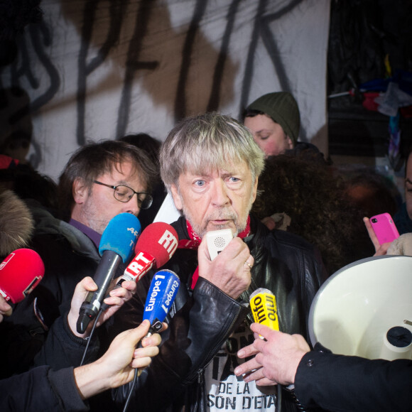 Le chanteur Renaud (Renaud Séchan) participe à un rassemblement spontané en hommage aux victimes des attentats de Charlie Hebdo Place de la République, à Paris, le 7 janvier 2016, scandant le slogan "même pas peur" un an jour pour jour après l'attaque terroriste.