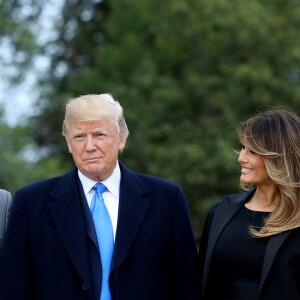 Le président américain Donald Trump et sa femme la Première Dame Melania Trump - Les couples présidentiels français et américains arrivent à Mount Vernon à bord de l'hélicoptaire présidentiel Marine One, à Mount Vernon, Virginie, Etats-Unis, le 23 avril 2018. Mount Vernon était la résidence de George Washington, premier président des États-Unis. © Dominique Jacovides/Bestimage 