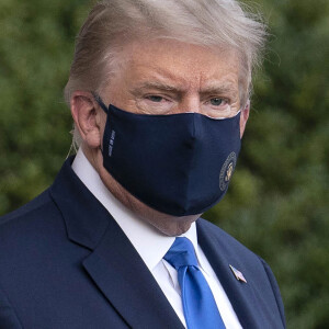 Le président américain Donald Trump embarque dans Marine One pour être emmené au centre médical militaire national Walter Reed pour être soigné pour le Coronavirus (Covid-19), à Washington, The District, Etats-Unis, le 2 octobre 2020. 