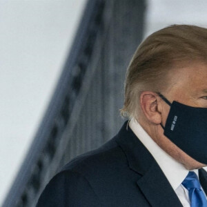 Le président américain Donald Trump embarque dans Marine One pour être emmené au centre médical militaire national Walter Reed pour être soigné pour le Coronavirus (Covid-19), à Washington, The District, Etats-Unis, le 2 octobre 2020. 
