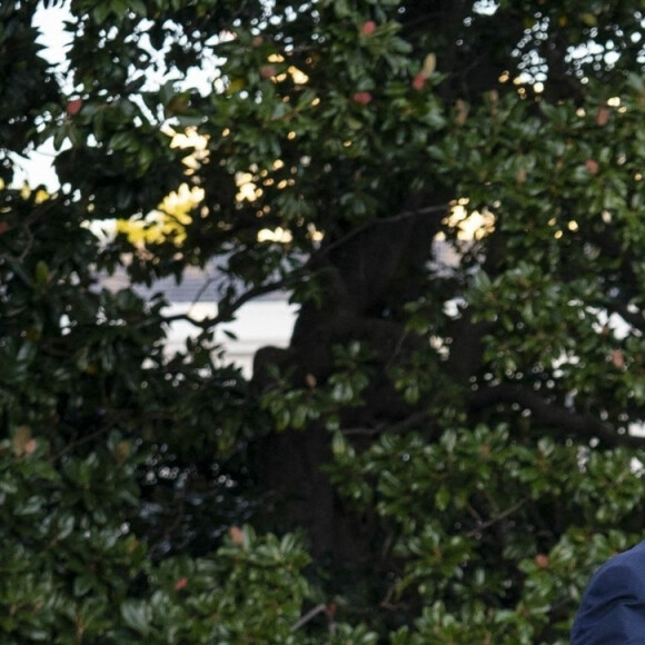Le président américain Donald Trump embarque dans Marine One pour être emmené au centre médical militaire national Walter Reed pour être soigné pour le Coronavirus (Covid-19), à Washington, The District, Etats-Unis, le 2 octobre 2020. 