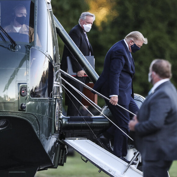 Le président américain Donald Trump sort de Marine One au centre Walter Reed National Military Medical à Bethesda, Maryland, Etats-Unis, le 2 octobre 2020. Trump sera traité pour le Coronavirus (Covid-19) après avoir été isolé à la Maison Blanche depuis son diagnostic, qu'il a annoncé après que l'un de ses plus proches collaborateurs ait été testé positif pour une infection à coronavirus.  U.S. President Donald Trump exits Marine One while arriving to Walter Reed National Military Medical Center in Bethesda, MD. Trump will be treated for Covid-19 after being in isolation at the White House since his diagnosis, which he announced after one of his closest aides had tested positive for coronavirus infection. 