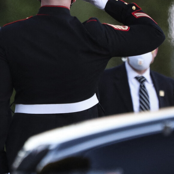 Le président américain Donald Trump sort de Marine One au centre Walter Reed National Military Medical à Bethesda, Maryland, Etats-Unis, le 2 octobre 2020. Trump sera traité pour le Coronavirus (Covid-19) après avoir été isolé à la Maison Blanche depuis son diagnostic, qu'il a annoncé après que l'un de ses plus proches collaborateurs ait été testé positif pour une infection à coronavirus.  U.S. President Donald Trump exits Marine One while arriving to Walter Reed National Military Medical Center in Bethesda, MD. Trump will be treated for Covid-19 after being in isolation at the White House since his diagnosis, which he announced after one of his closest aides had tested positive for coronavirus infection. 