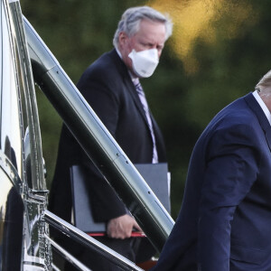 Le président américain Donald Trump sort de Marine One au centre Walter Reed National Military Medical à Bethesda, Maryland, Etats-Unis, le 2 octobre 2020. Trump sera traité pour le Coronavirus (Covid-19) après avoir été isolé à la Maison Blanche depuis son diagnostic, qu'il a annoncé après que l'un de ses plus proches collaborateurs ait été testé positif pour une infection à coronavirus.  U.S. President Donald Trump exits Marine One while arriving to Walter Reed National Military Medical Center in Bethesda, MD. Trump will be treated for Covid-19 after being in isolation at the White House since his diagnosis, which he announced after one of his closest aides had tested positive for coronavirus infection. 