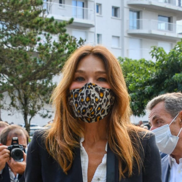 Le maire de La Baule Franck Louvrier, Carla Bruni et son mari Nicolas Sarkozy- Mariage du maire de La Baule, Franck Louvrier (ex-conseiller en communication du Président de la République N.Sarkozy) avec Sophie Jolivet à l'hôtel de Ville de La Baule, France, le 5 septembre 2020. © Sébastien Valiela/Bestimage