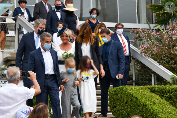 Le maire de La Baule Franck Louvrier, sa femme Sophie Jolivet, Nicolas Sarkozy, sa femme Carla Bruni, leur fille Giulia avec une amie - Mariage du maire de La Baule, Franck Louvrier (ex-conseiller en communication du Président de la République N.Sarkozy) avec Sophie Jolivet à l'hôtel de Ville de La Baule, France, le 5 septembre 2020. © Sébastien Valiela/Bestimage