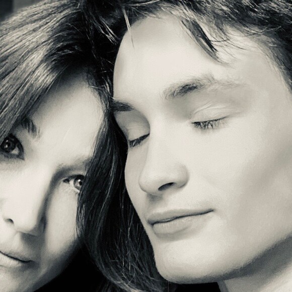Carla Bruni-Sarkozy a fêté les 19 ans de son fils Aurélien sur Instagram en partageant plusieurs photos de lui à différents âges.