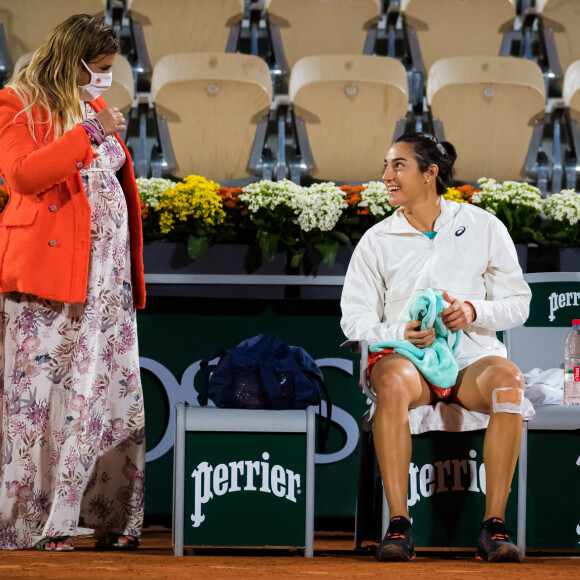 Marion Bartoli, enceinte, et Caroline Garcia - Les championnes de tennis s'affrontent sur la terre battue du tournoi de tennis de Roland Garros à Paris, le 30 septembre 2020. A cette occasion, la joueuse française de 34 ans, Pauline Parmentier a disputé le dernier tournoi de sa carrière.