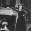 Mademoiselle Gabrielle Chanel dans ses appartements prend la pose pour Chanel N°5. 1937
