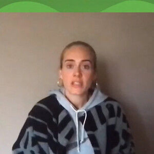 Adele délivre un message vidéo pour rendre hommage aux 72 victimes de l'incendie de la Tour de Grenfell à Londres il y a 3 ans (le 14 juin 2017). Le 14 juin 2020.