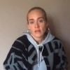 Adele délivre un message vidéo pour rendre hommage aux 72 victimes de l'incendie de la Tour de Grenfell à Londres il y a 3 ans (le 14 juin 2017). Le 14 juin 2020.