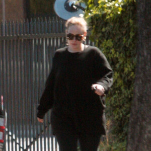 Exclusif - La chanteuse Adele à la sortie du salon de coiffure Balayage Salon à Beverly Hills, le 26 avril 2018.