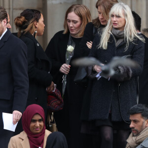 La chanteuse Adele à la sortie de la messe commémorative en l'honneur des victimes de l'incendie de la Tour Grenfell à Londres. Le 14 décembre 2017.