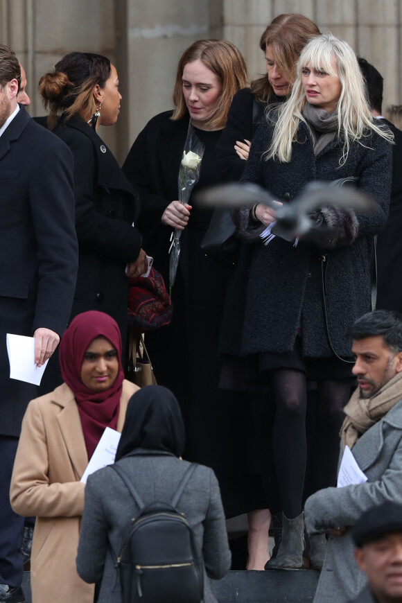 La chanteuse Adele à la sortie de la messe commémorative en l'honneur des victimes de l'incendie de la Tour Grenfell à Londres. Le 14 décembre 2017.