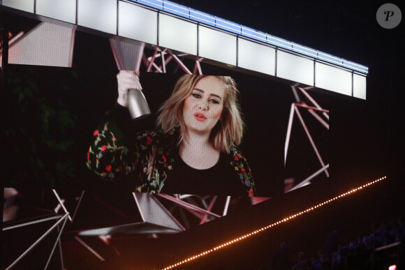 Un message vidéo de la chanteuse Adele, qui a reçu le prix "Global Success", diffusé sur la scène des Brit Awards 2017 à l'O2 Arena à Londres. Le 22 février 2017.