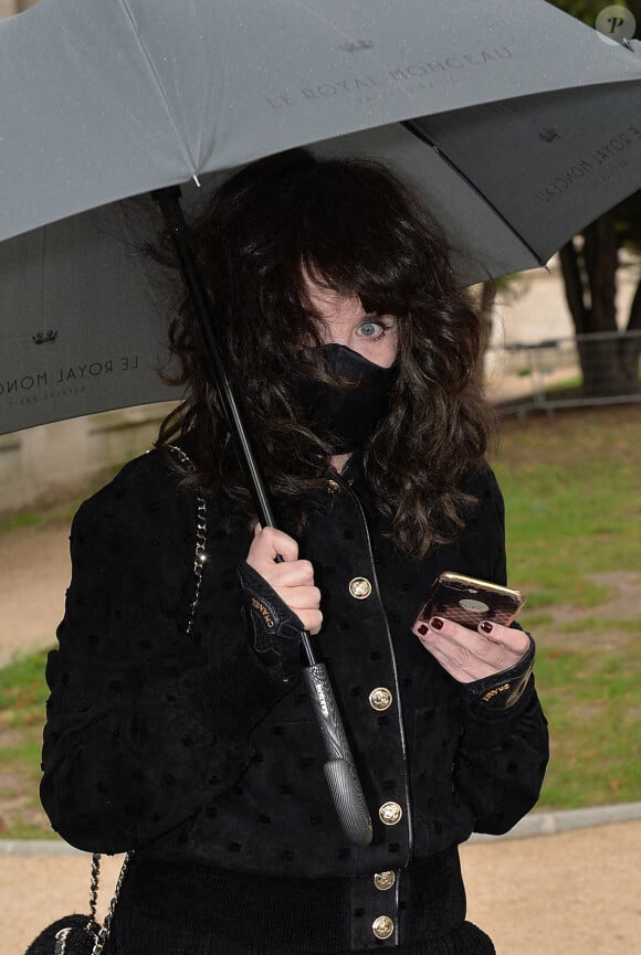 Isabelle Adjani - Sorties du défilé de mode prêt-à-porter printemps-été 2021 "Chanel" au Grand Palais à Paris. Le 6 octobre 2020. © Veeren Ramsamy-Christophe Clovis / Bestimage