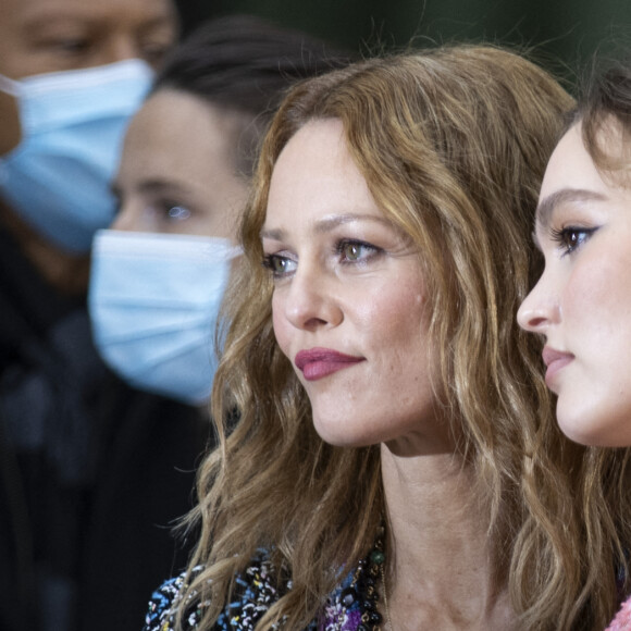 Vanessa Paradis et sa fille Lily Rose Depp - Photocall du défilé de mode prêt-à-porter printemps-été 2021 "Chanel" au Grand Palais à Paris. Le 6 octobre 2020. © Olivier Borde / Bestimage