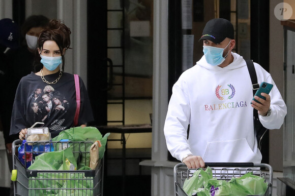 Exclusif - Nabilla Benattia et son compagnon Thomas Vergara sont allés faire des courses au supermarché Gelson au Century Mall. Arrivés depuis peu aux Etats-Unis, car Nabilla doit subir une opération sur ses prothèses mammaires.