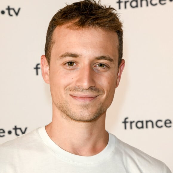 Info - Hugo Clément arrêté pendant un reportage en Australie - Hugo Clément au photocall de la conférence de presse de France 2 au théâtre Marigny à Paris le 18 juin 2019 © Coadic Guirec / Bestimage