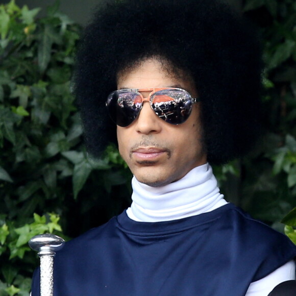 Le chanteur Prince assiste au match entre Rafael Nadal et Dusan Lajovic lors des Internationaux de France de tennis de Roland-Garros à Paris, le 2 juin 2014.