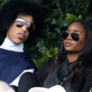 Le chanteur Prince et sa fiancée Damaris Lewis assistent au match entre Rafael Nadal et Dusan Lajovic lors des Internationaux de France de tennis de Roland Garros à Paris, le 2 juin 2014.