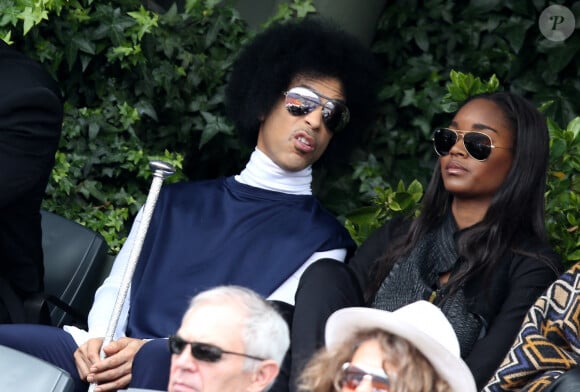 Le chanteur Prince et sa fiancée Damaris Lewis assistent au match entre Rafael Nadal et Dusan Lajovic lors des Internationaux de France de tennis de Roland Garros à Paris, le 2 juin 2014.