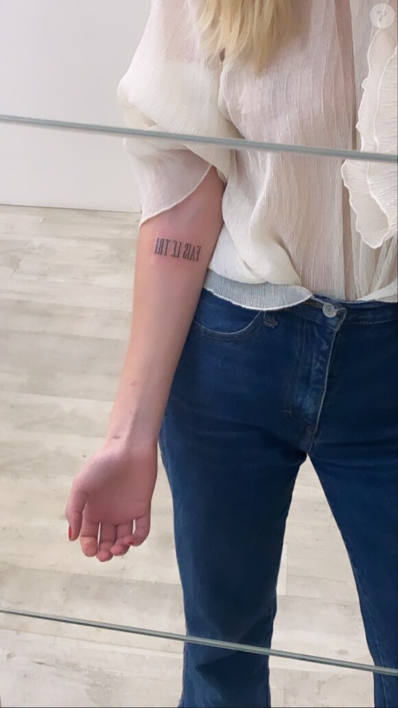 Louise Depardieu s'est fait tatouer "Fais le tri" et a posté la photo sur Instagram. Octobre 2020