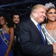 La nouvelle Miss Univers 2013, la venezuelienne Gabriela Isler et Donald Trump apres son election lors de la finale du concours de beaute Miss Univers 2013 au Crocus City Hall a Moscou le 9 Novembre 2013.