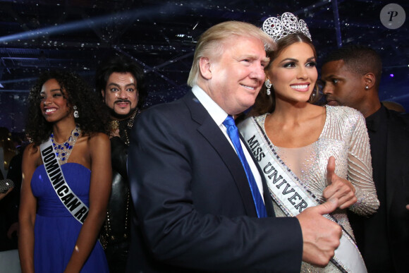 La nouvelle Miss Univers 2013, la venezuelienne Gabriela Isler et Donald Trump apres son election lors de la finale du concours de beaute Miss Univers 2013 au Crocus City Hall a Moscou le 9 Novembre 2013.