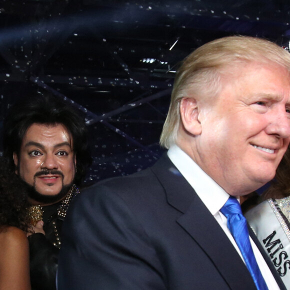 La nouvelle Miss Univers 2013, la venezuelienne Gabriela Isler et Donald Trump apres son election lors de la finale du concours de beaute Miss Univers 2013 au Crocus City Hall a Moscou le 9 Novembre 2013.