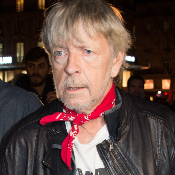 Le chanteur Renaud (Renaud Séchan) participe à un rassemblement spontané en hommage aux victimes des attentats de Charlie Hebdo Place de la République, à Paris.