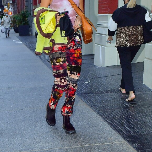 Bella Hadid porte des vêtements très colorés à son arrivée à l'évènement Black Lives Matter dans le quartier de Brooklyn à New York pendant l'épidémie de coronavirus (Covid-19), le 27 septembre 2020 